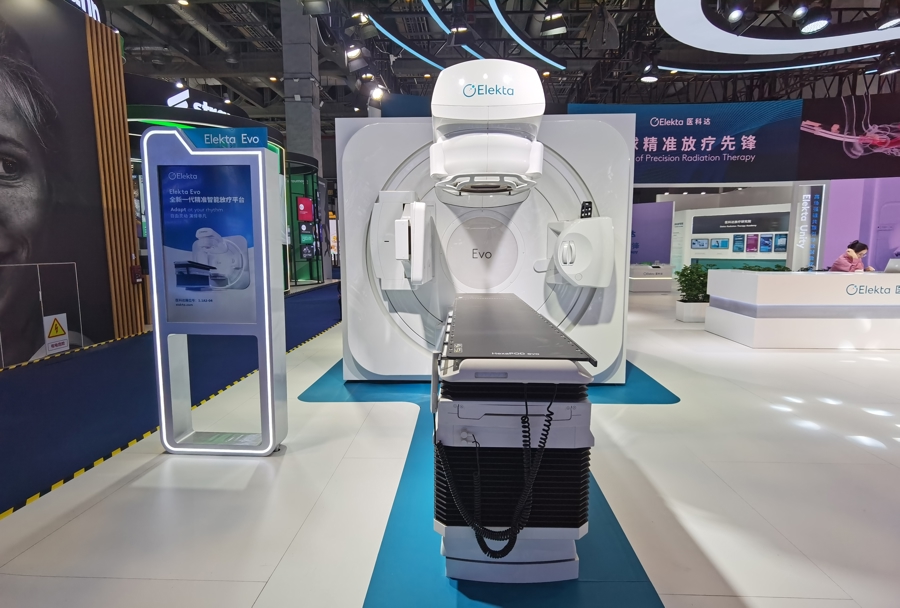 医科达展台展出的全新一代精准智能放疗平台 Elekta Evo。陈玺撼摄
